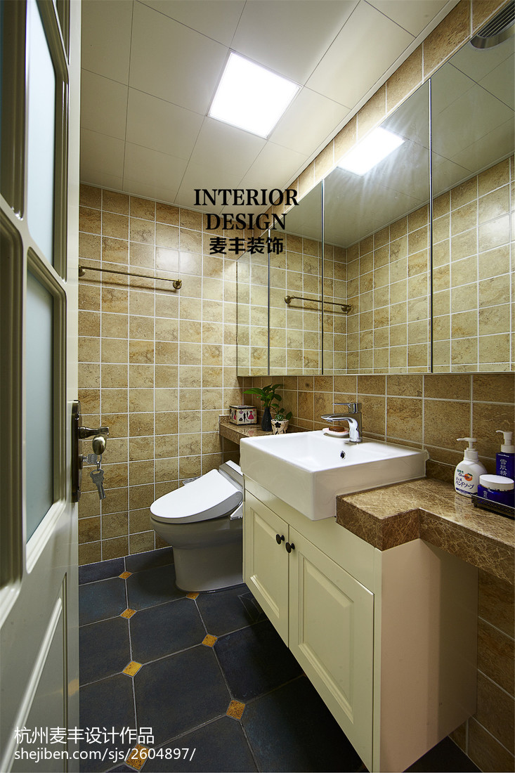 卫生间马桶装修效果图混搭美式卫生间瓷砖拼花效果图美式卫生间设计图片赏析