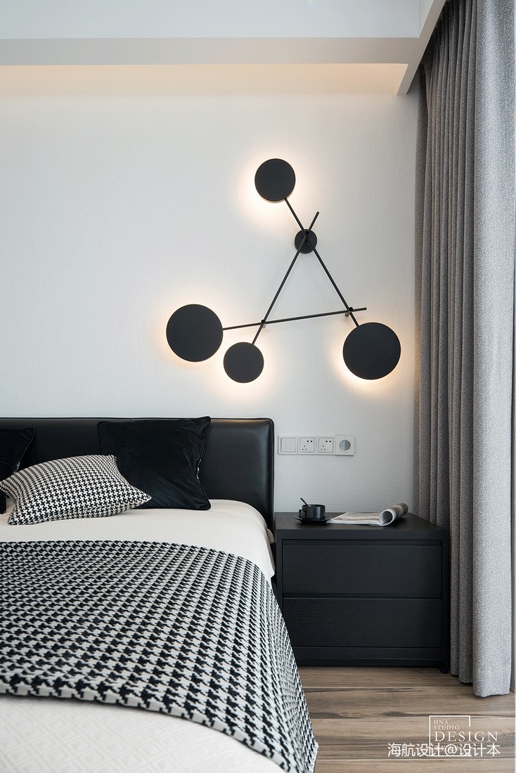 卧室窗帘3装修效果图黑白极简卧室壁灯设计现代简约卧室设计图片赏析