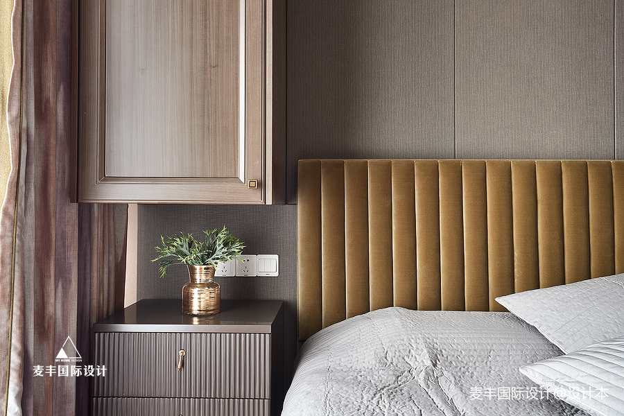 卧室床头柜1装修效果图回归最纯粹的静美，270㎡东方潮流混搭卧室设计图片赏析