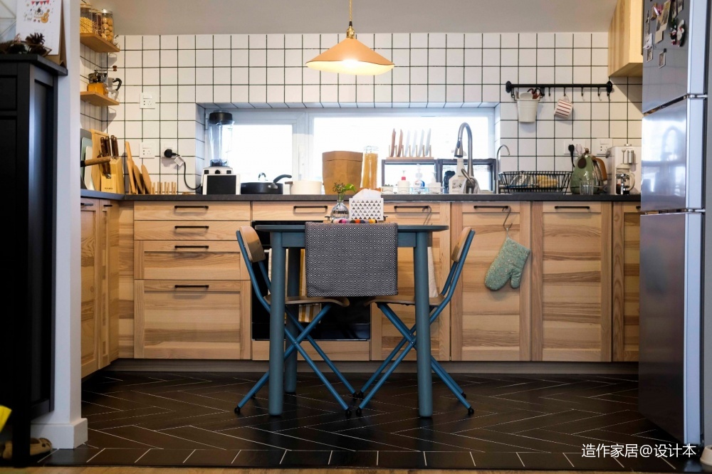 原木与灰绿撞色一张方桌让厨房餐厅合体潮流混搭厨房设计图片赏析