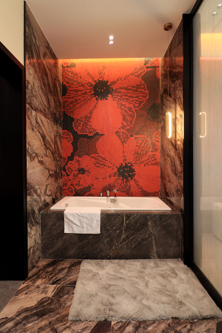 卫生间浴缸装修效果图260㎡现代轻奢大宅，勾勒真实
