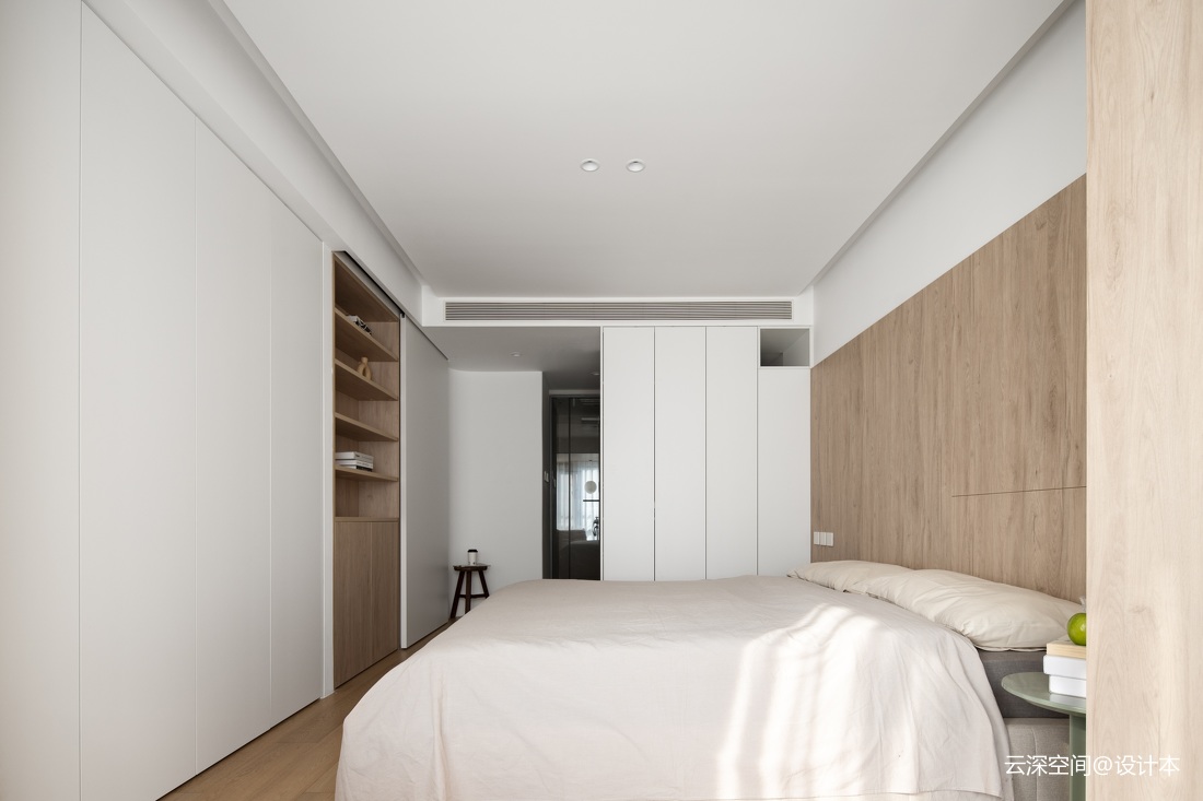 空间化零为整打造100㎡简约原木风之家现代简约卧室设计图片赏析