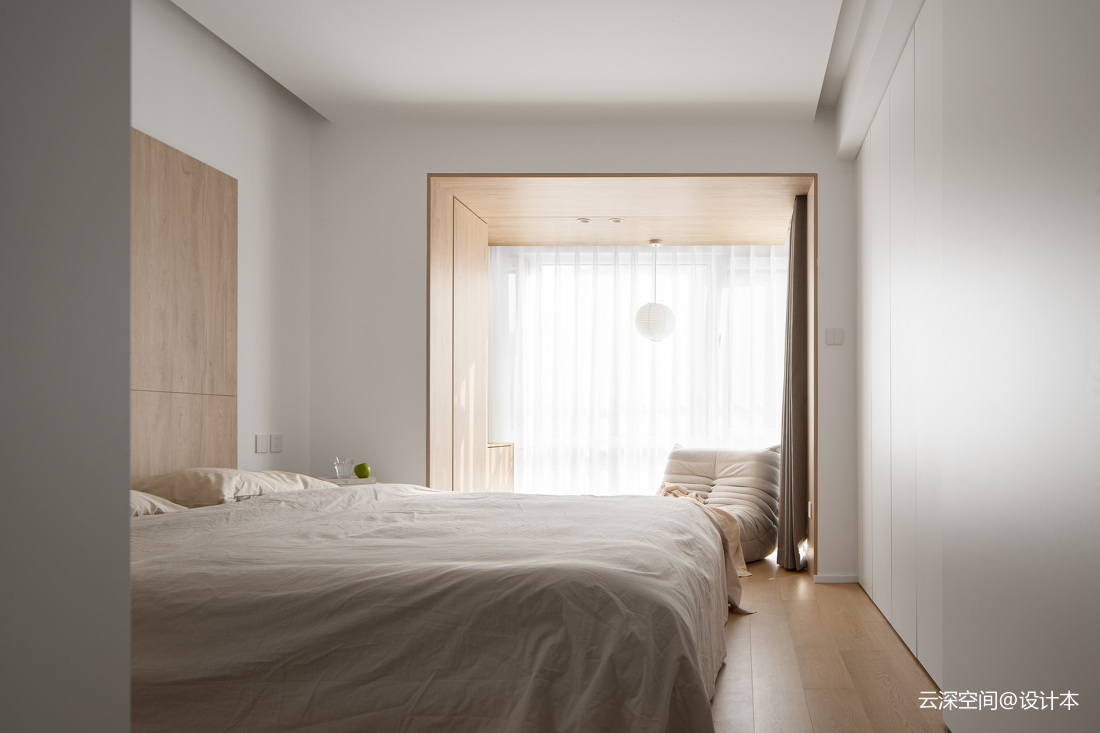 空间化零为整打造100㎡简约原木风之家现代简约卧室设计图片赏析
