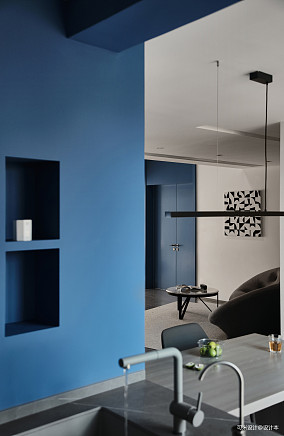 挑空客厅+静谧蓝，随性的现代摩登二人居装修图大全
